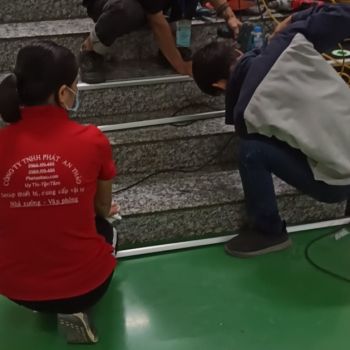 Thi công nẹp cầu thang chống trơn bằng nhôm